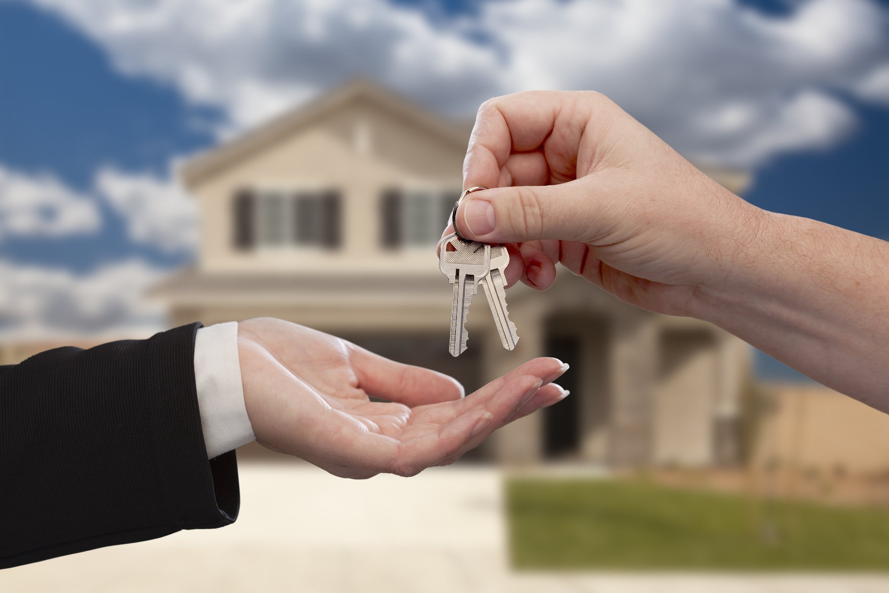 Почему растет недвижимость. Выкуп недвижимости. Ключи от квартиры. Сделки с недвижимостью. Сделк с недвижемость.